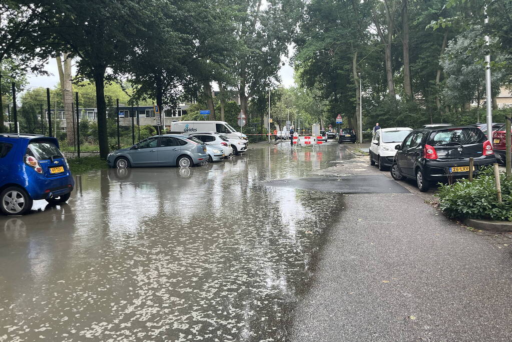 Straten onderwater door gesprongen hoofdleiding