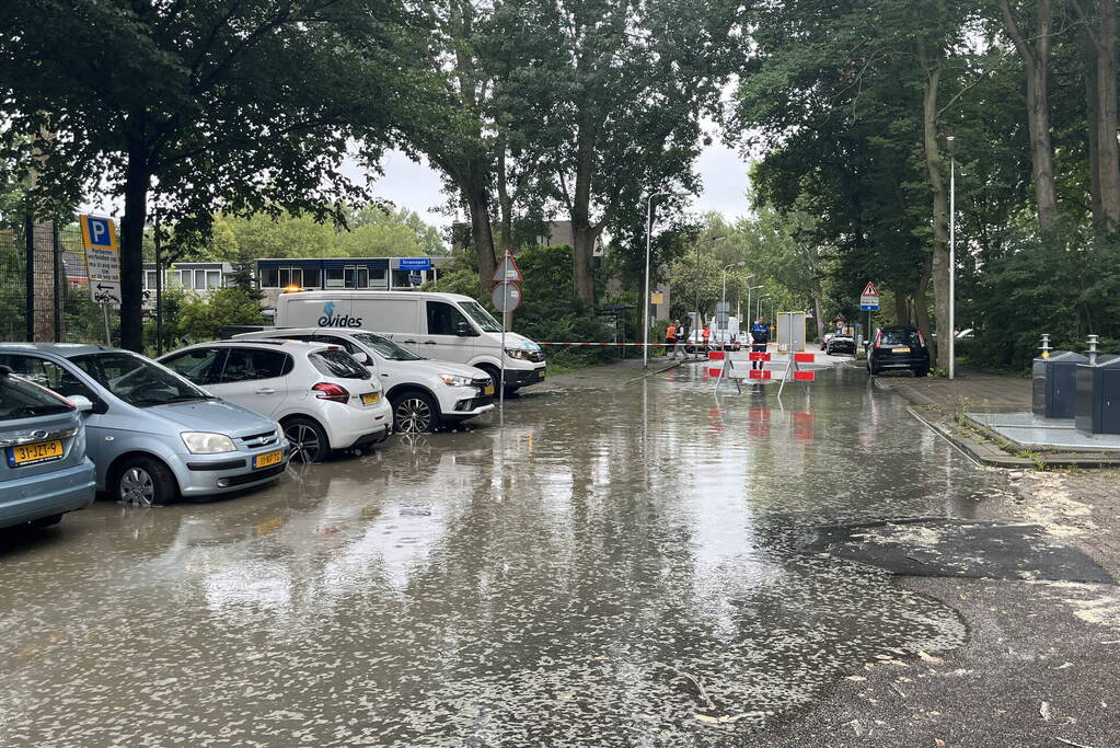 Straten onderwater door gesprongen hoofdleiding