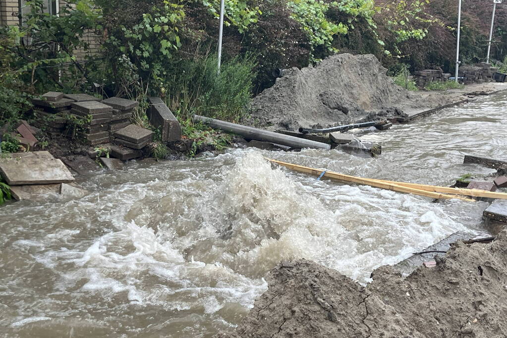 Straten onderwater door gesprongen hoofdleiding