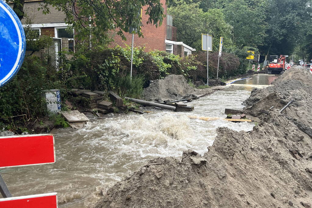 Straten onderwater door gesprongen hoofdleiding