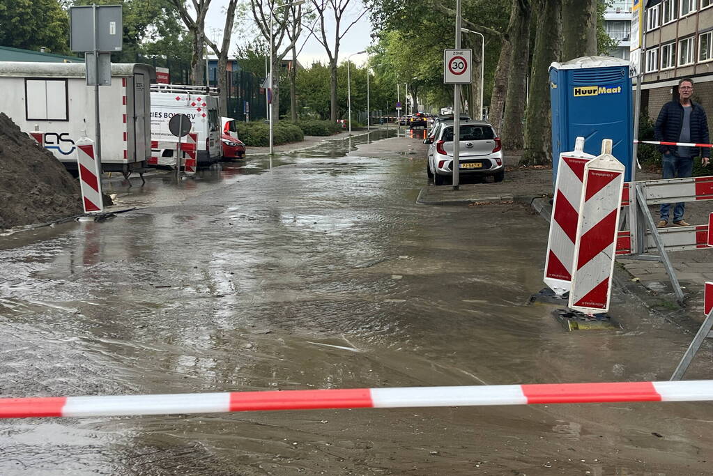 Straten onderwater door gesprongen hoofdleiding