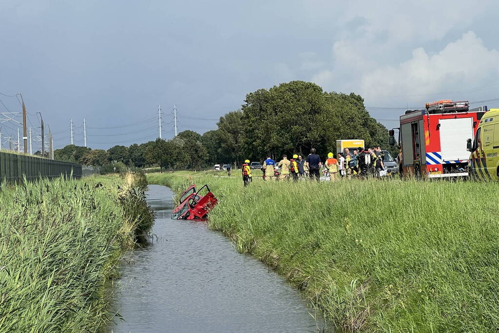 Automobilist belandt in sloot