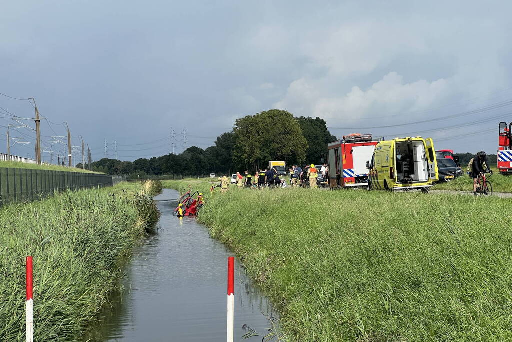 Automobilist belandt in sloot