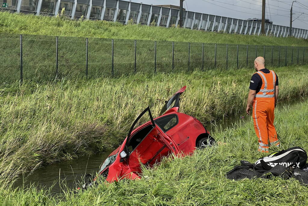 Automobilist belandt in sloot