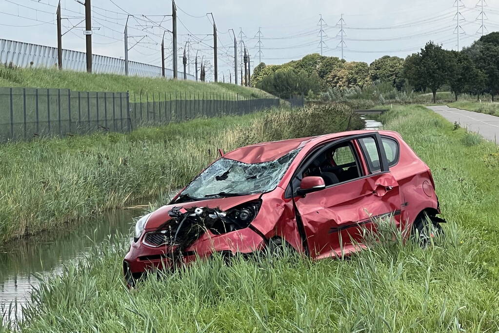 Automobilist belandt in sloot