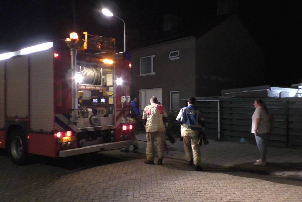 Felle brand in schuur achter woning