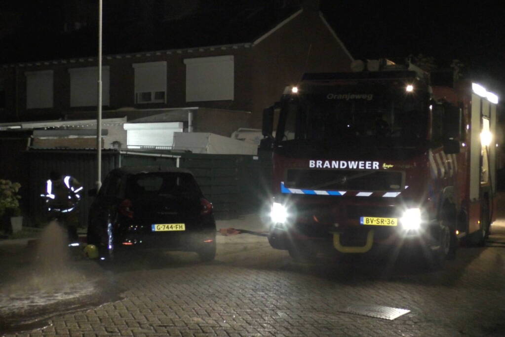 Felle brand in schuur achter woning