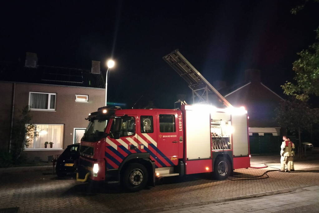 Felle brand in schuur achter woning