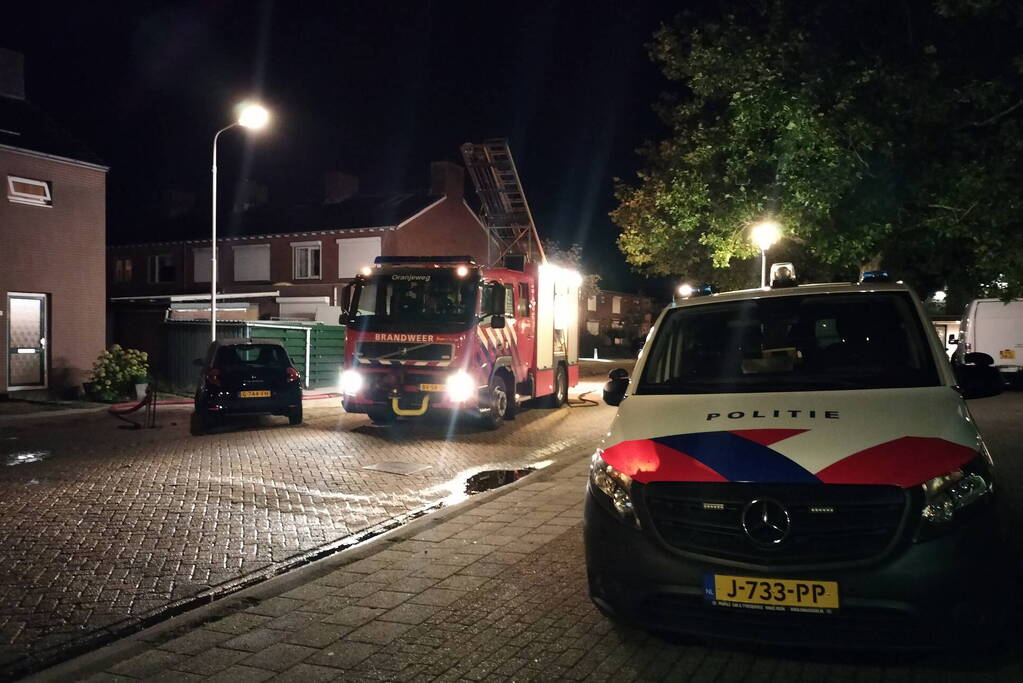 Felle brand in schuur achter woning