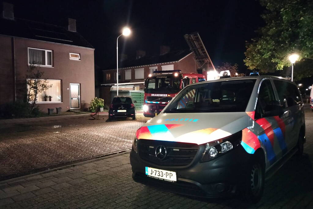 Felle brand in schuur achter woning