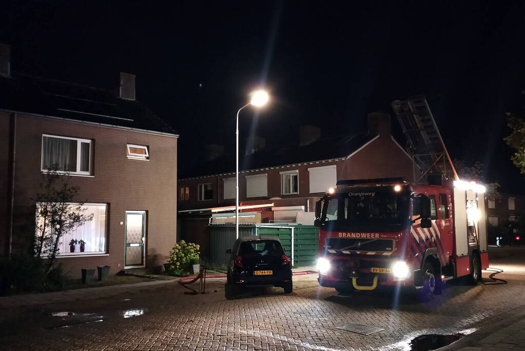 Felle brand in schuur achter woning