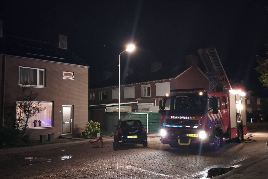 Felle brand in schuur achter woning