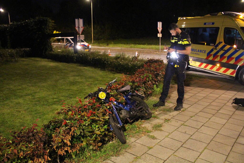 Botsing tussen brommer en politiebus