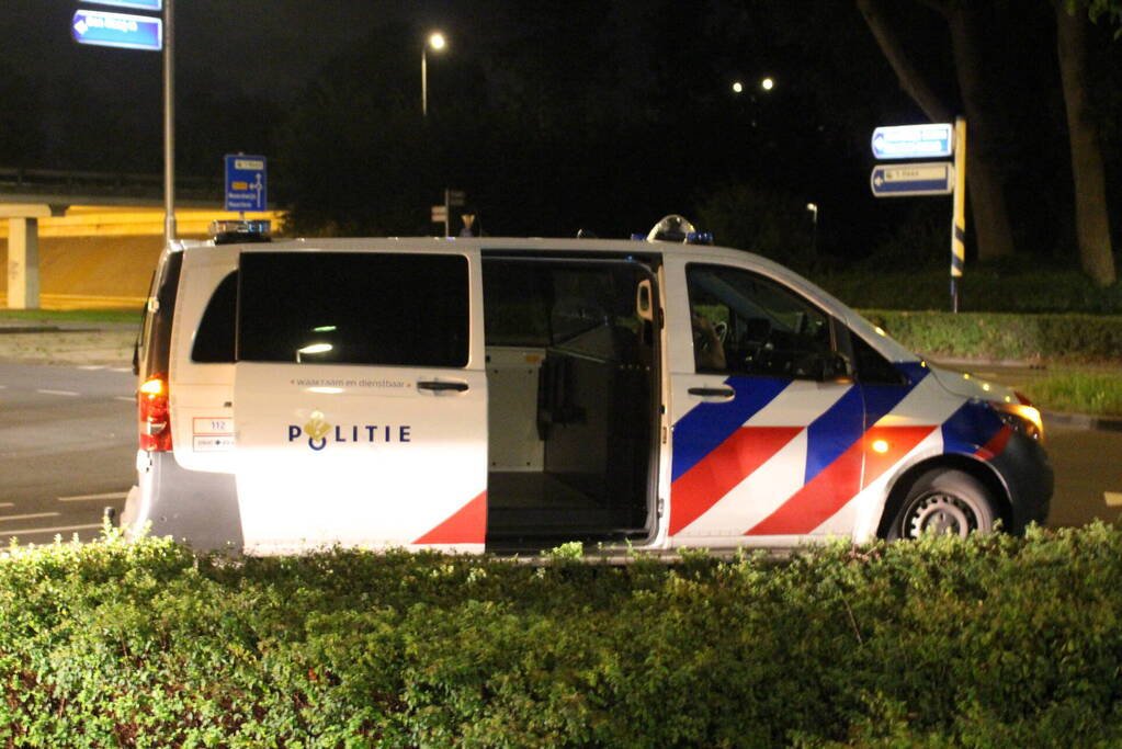 Botsing tussen brommer en politiebus