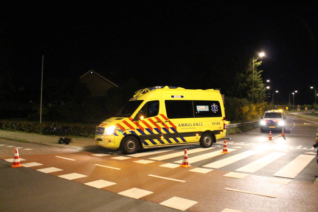 Botsing tussen brommer en politiebus