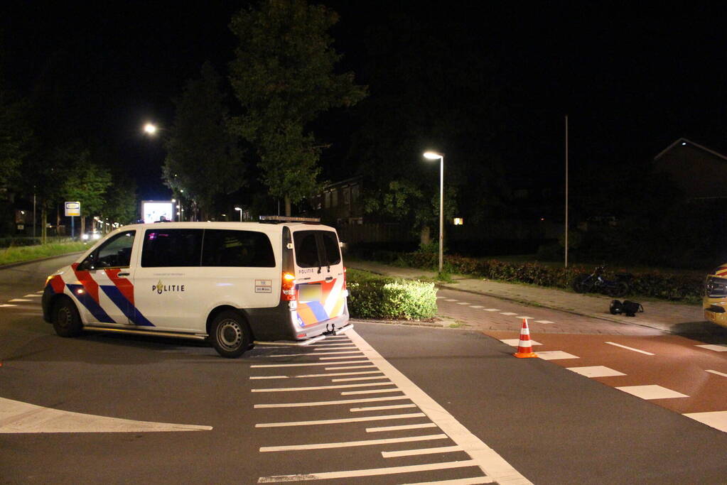 Botsing tussen brommer en politiebus