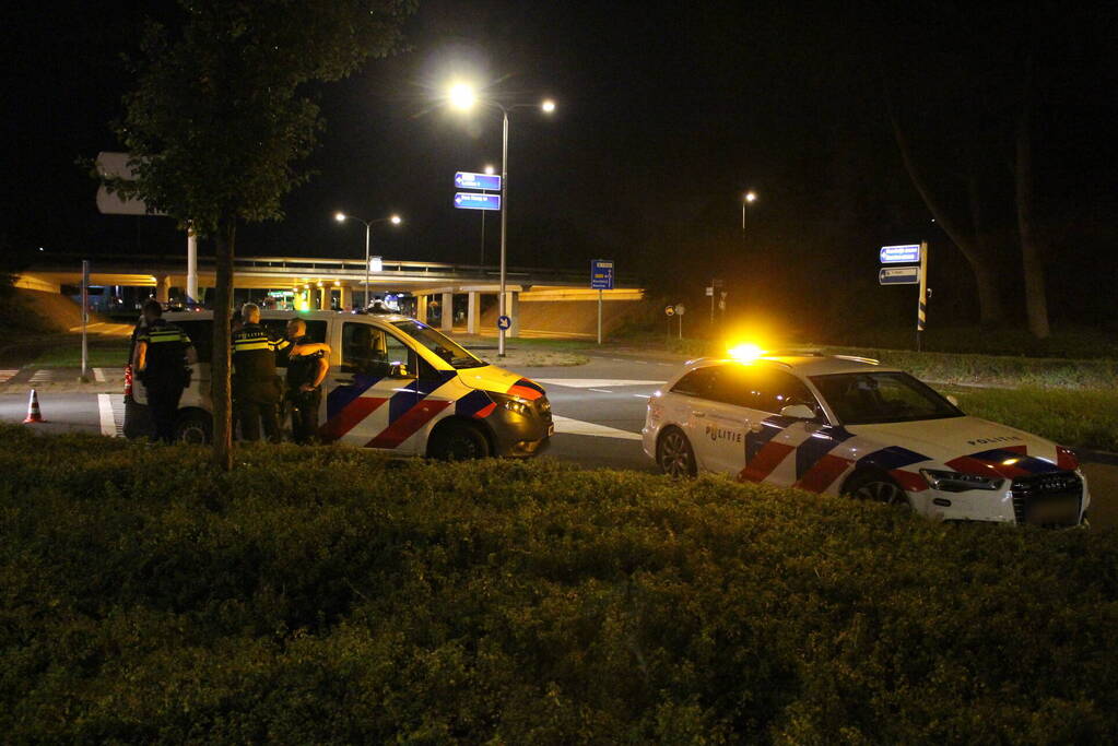 Botsing tussen brommer en politiebus