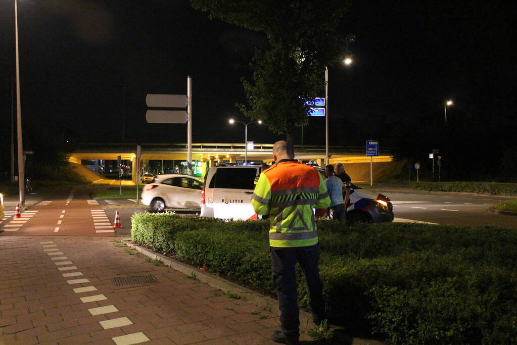 Botsing tussen brommer en politiebus