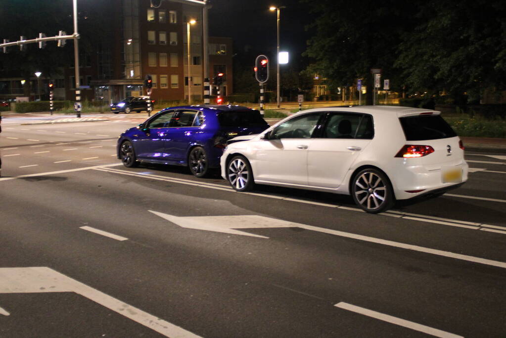 Voertuigen botsen voor stoplicht