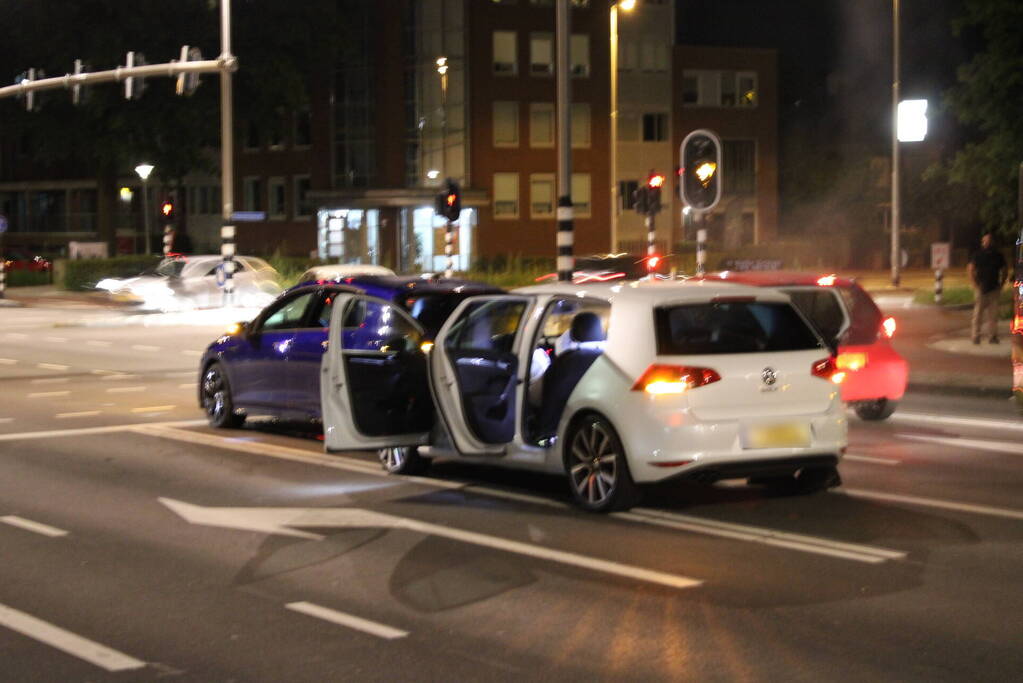 Voertuigen botsen voor stoplicht