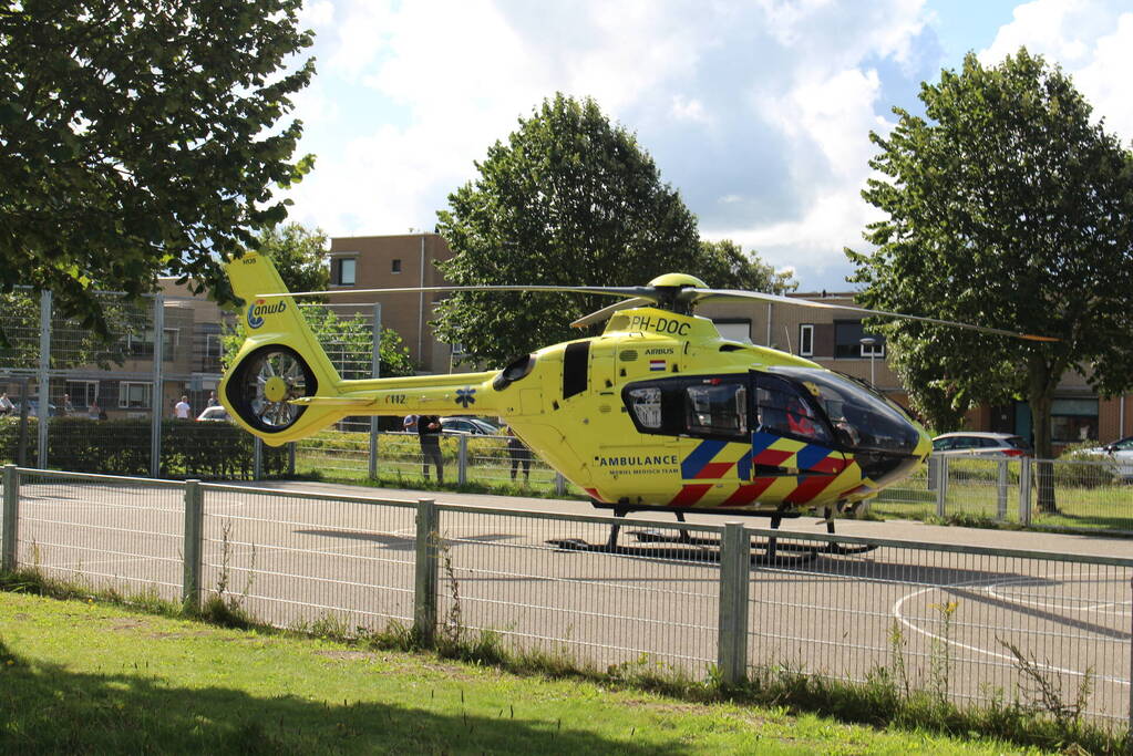 Traumahelikopter landt op basketbalveld voor medische noodsituatie