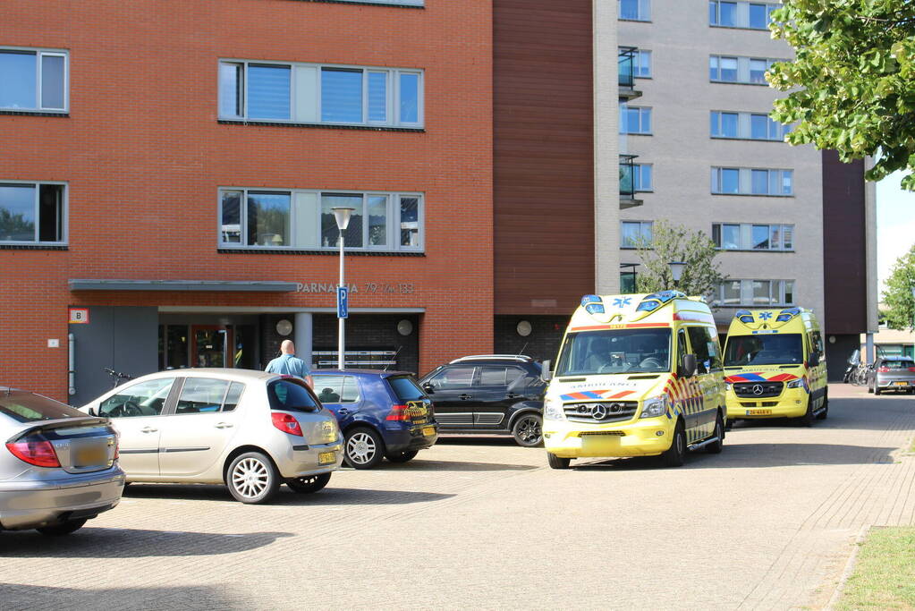 Traumahelikopter landt op basketbalveld voor medische noodsituatie