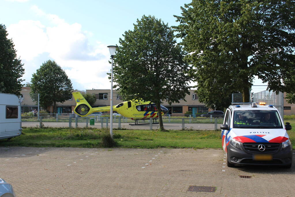 Traumahelikopter landt op basketbalveld voor medische noodsituatie