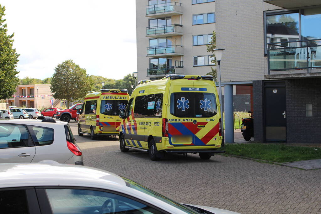 Traumahelikopter landt op basketbalveld voor medische noodsituatie