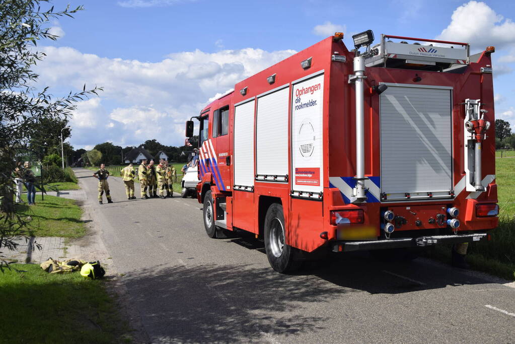 Camper belandt deels in greppel