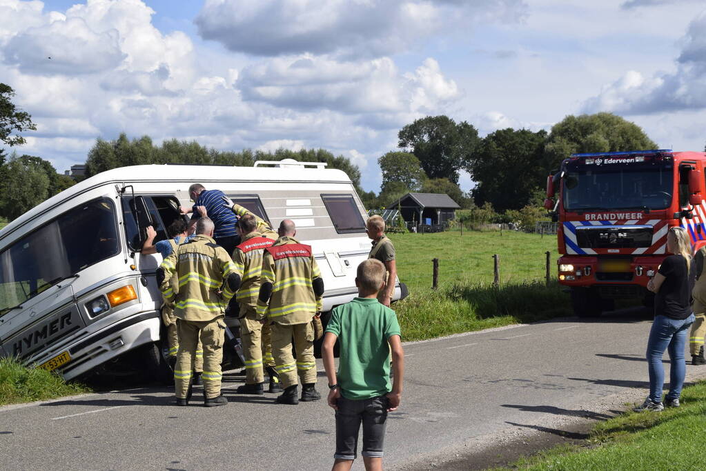 Camper belandt deels in greppel