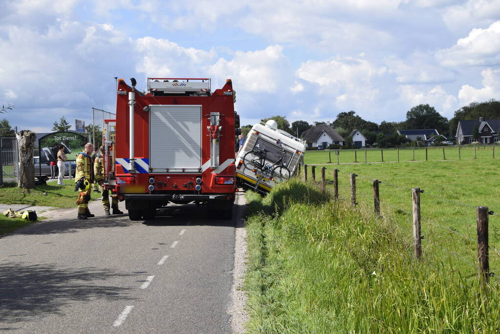 Camper belandt deels in greppel