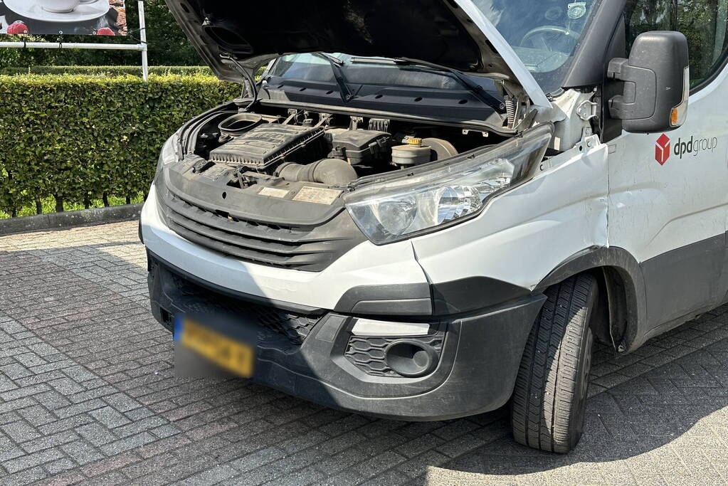 Schade bij ongeval tussen auto en bestelbus