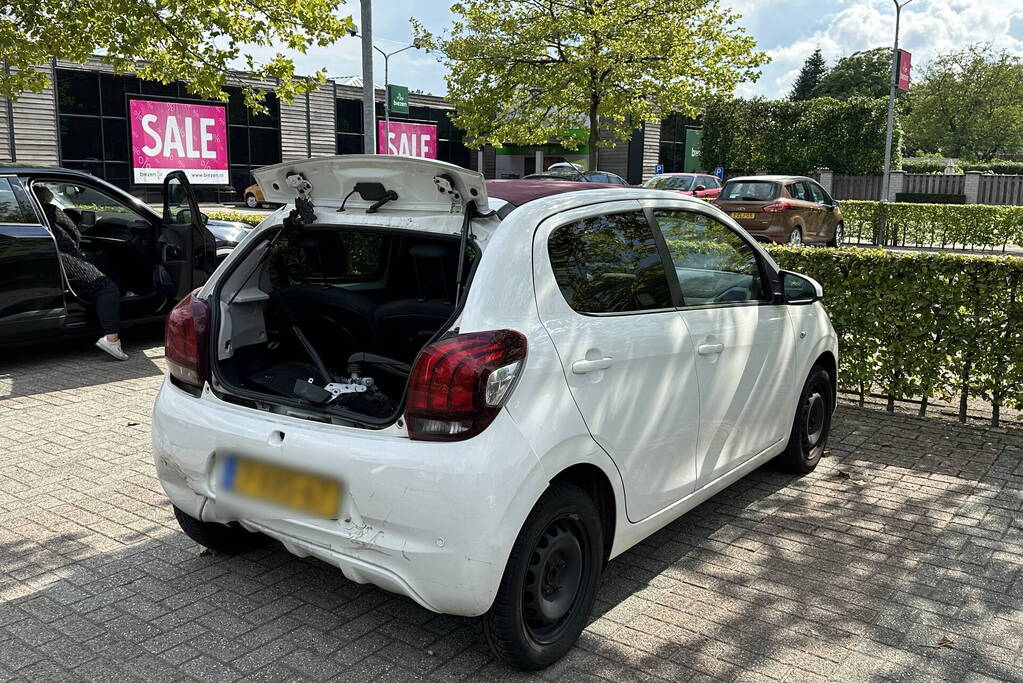 Schade bij ongeval tussen auto en bestelbus