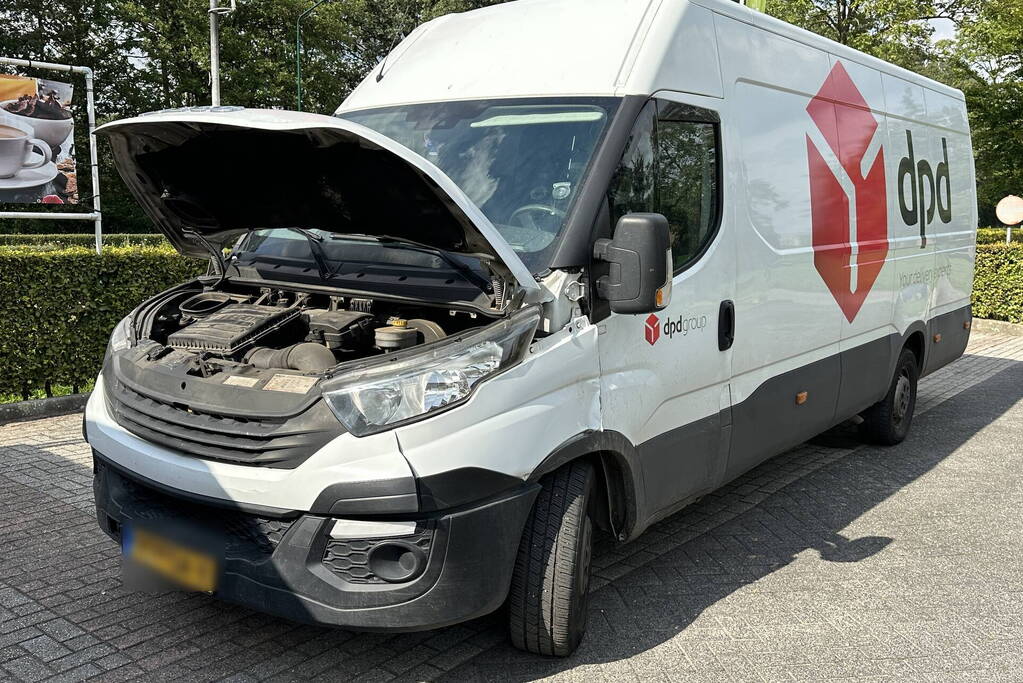 Schade bij ongeval tussen auto en bestelbus