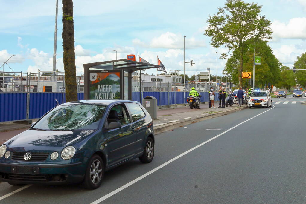 Fietser slaat op de vlucht na botsing met auto