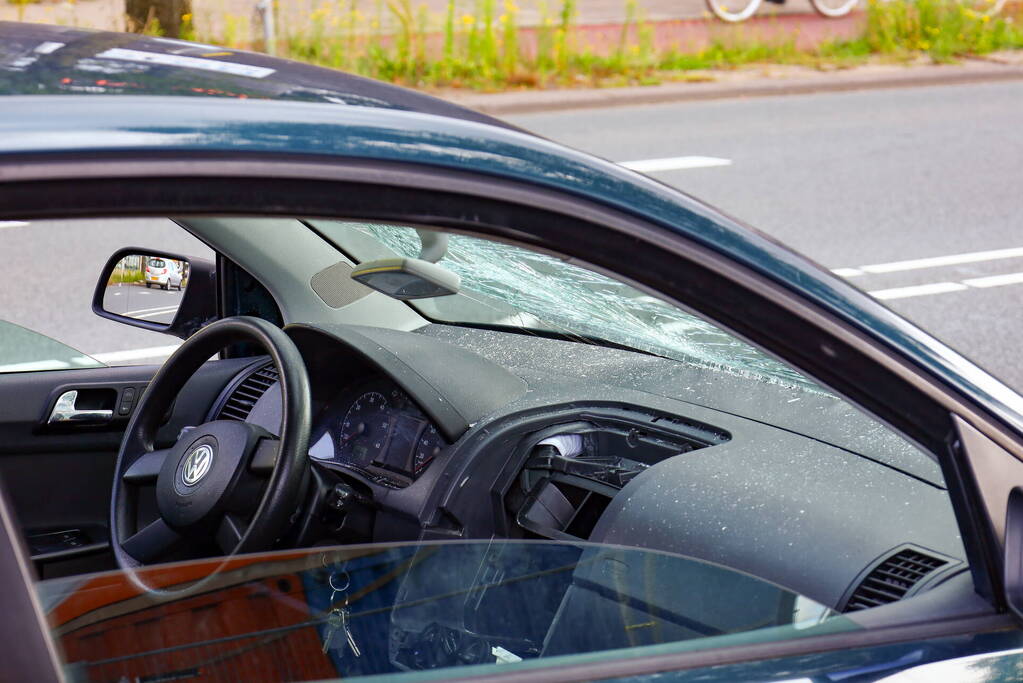 Fietser slaat op de vlucht na botsing met auto