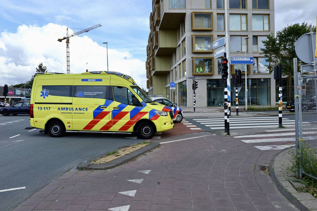 Fietser slaat op de vlucht na botsing met auto