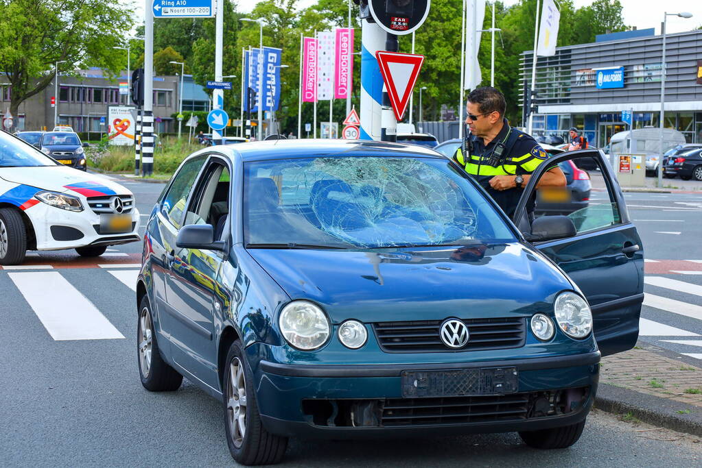 Fietser slaat op de vlucht na botsing met auto