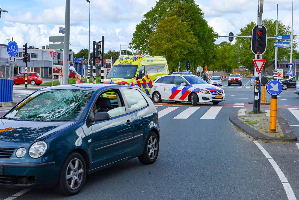 Fietser slaat op de vlucht na botsing met auto