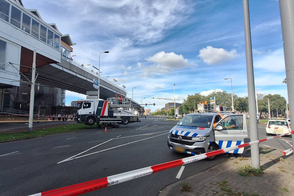 Vrachtwagen rijdt bovenleiding kapot