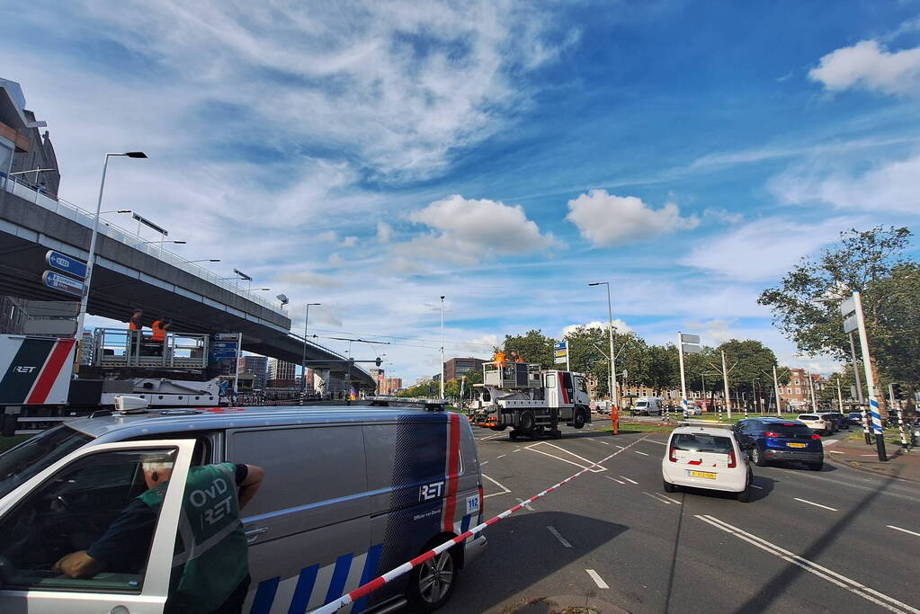 Vrachtwagen rijdt bovenleiding kapot