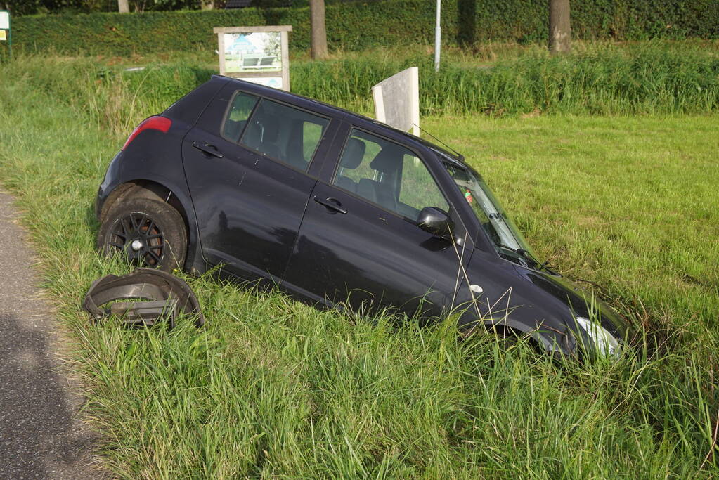 Auto raakt van de weg en belandt in sloot