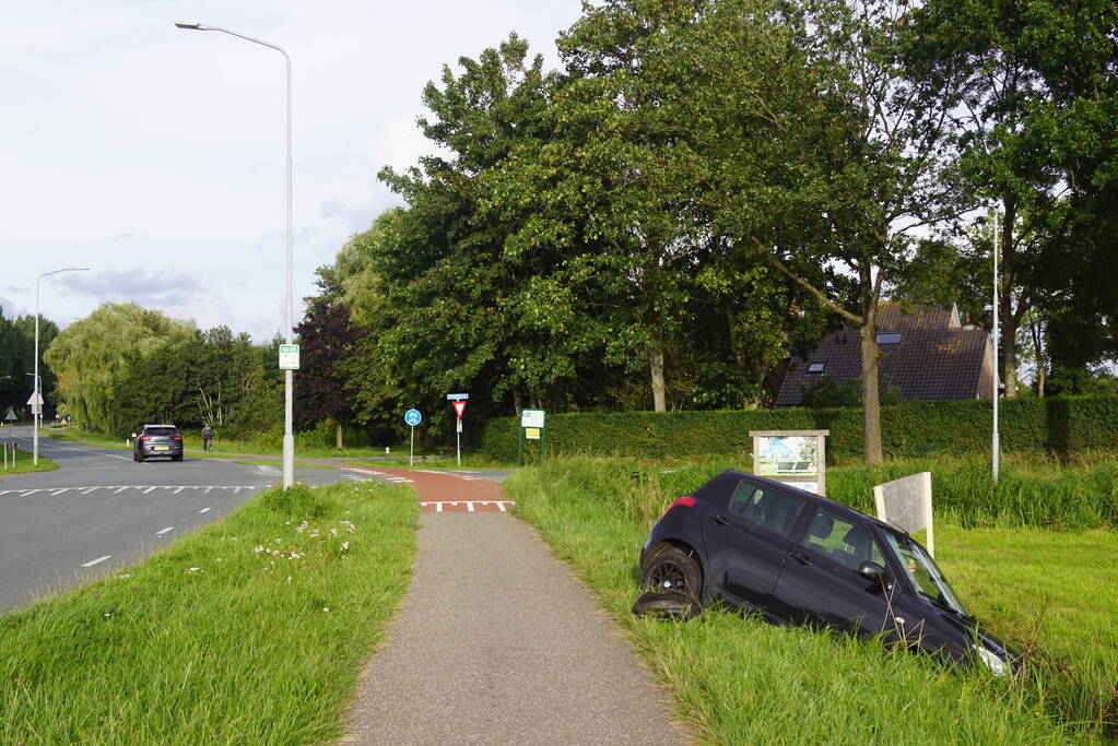 Auto raakt van de weg en belandt in sloot