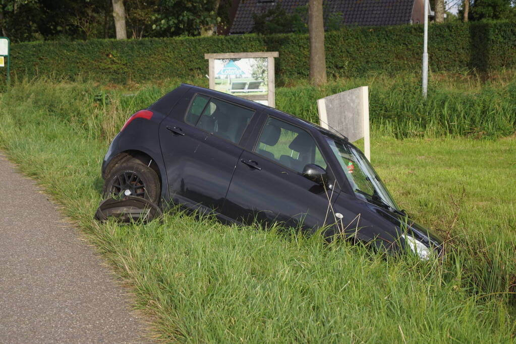 Auto raakt van de weg en belandt in sloot