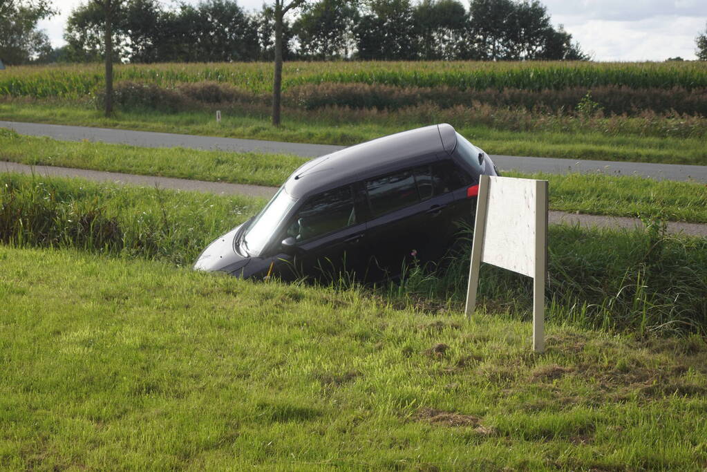 Auto raakt van de weg en belandt in sloot