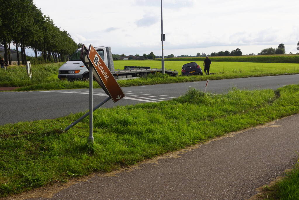 Auto raakt van de weg en belandt in sloot