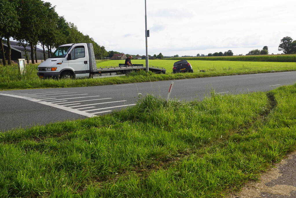 Auto raakt van de weg en belandt in sloot