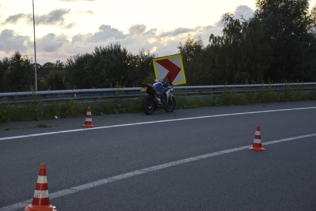 Motorrijder gaat onderuit op snelweg