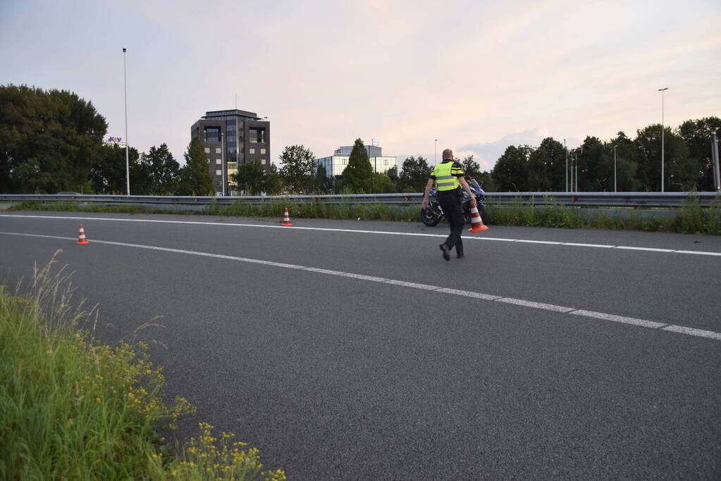 Motorrijder gaat onderuit op snelweg