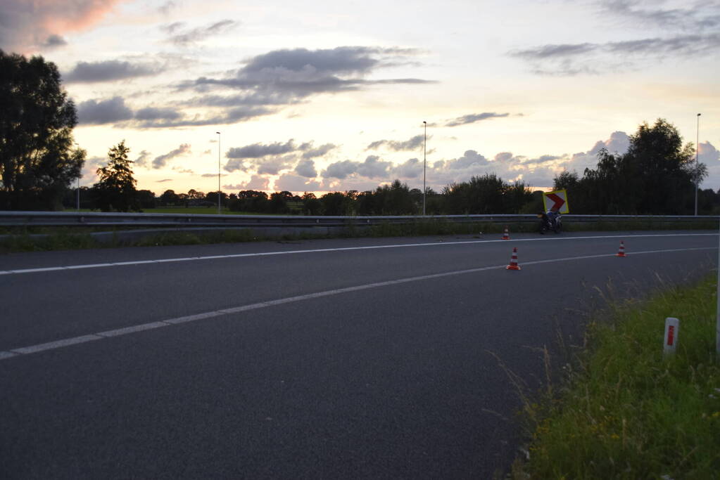 Motorrijder gaat onderuit op snelweg